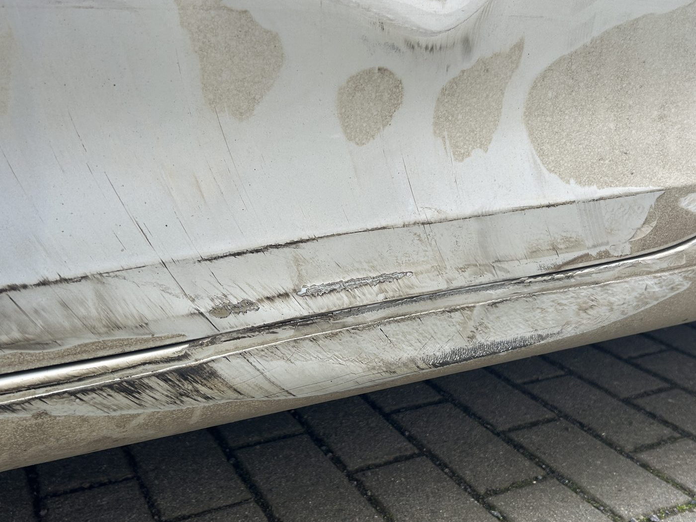 Durchgehende Schleifspur über der Zierleiste am unteren Türrand