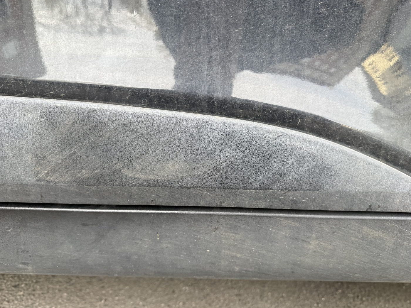 Schadenbild aus einer abgerechneten Akte: durchgehende Spur entlang der unteren Türkante eines SUV