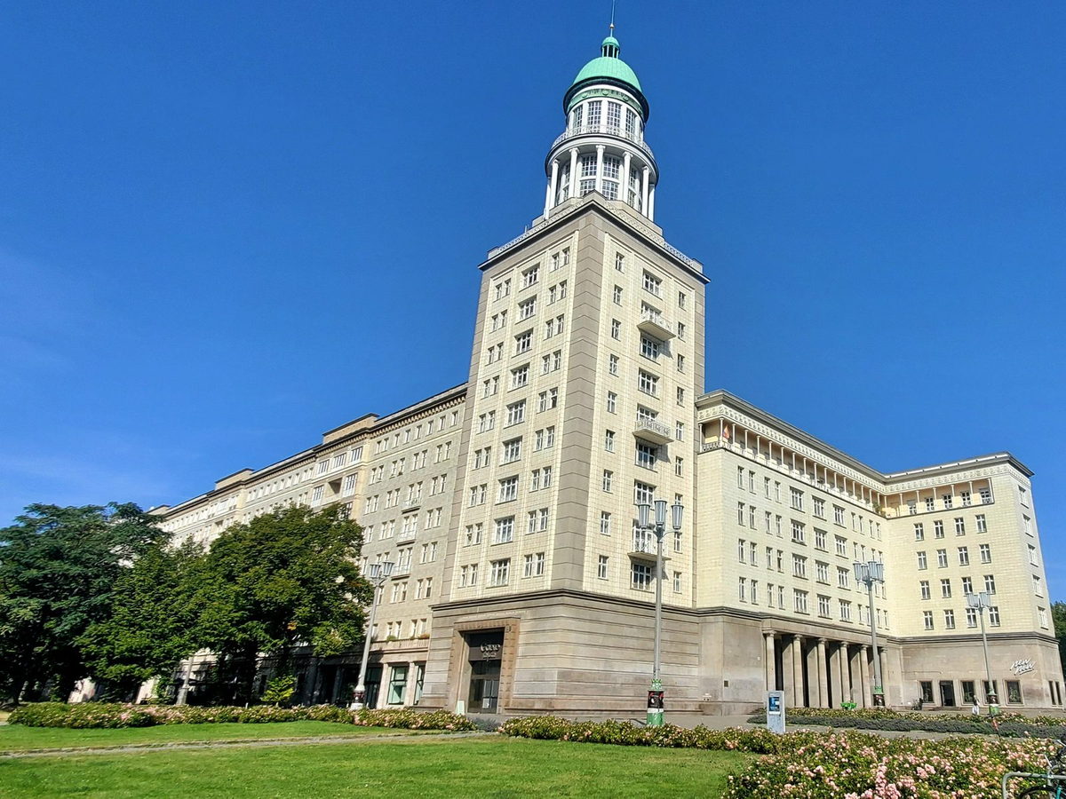 Der nördliche Turm des Frankfurter Tors mit Kuppel und Säulenumgang über dem Wohnblock der Karl-Marx-Allee